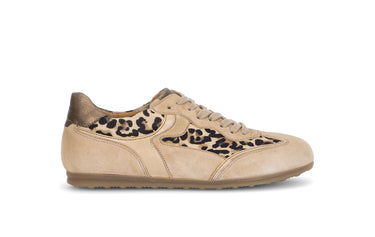 Baskets beiges et léopard en nubuck