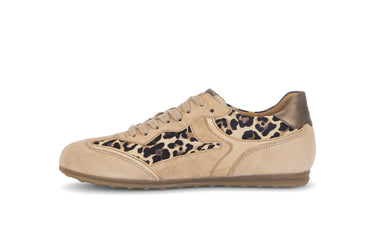 Baskets beiges et léopard en nubuck