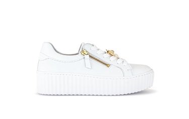 Baskets blanches en cuir avec un bijou fantaisie abeille