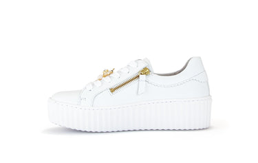 Baskets blanches en cuir avec un bijou fantaisie abeille